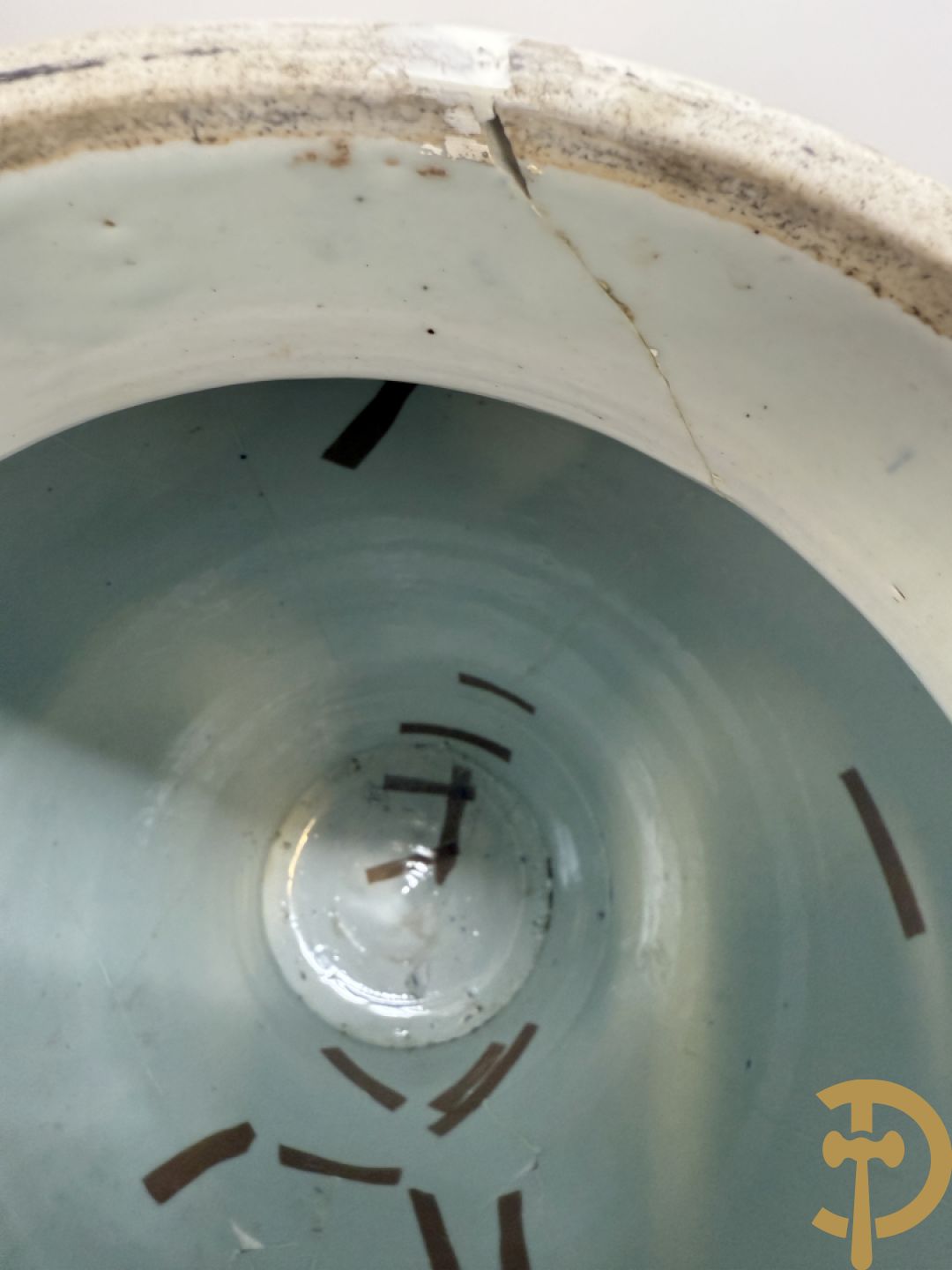 Grote Japanse Imari dekselpotiche bezet met fo hond en natuurtaferelen