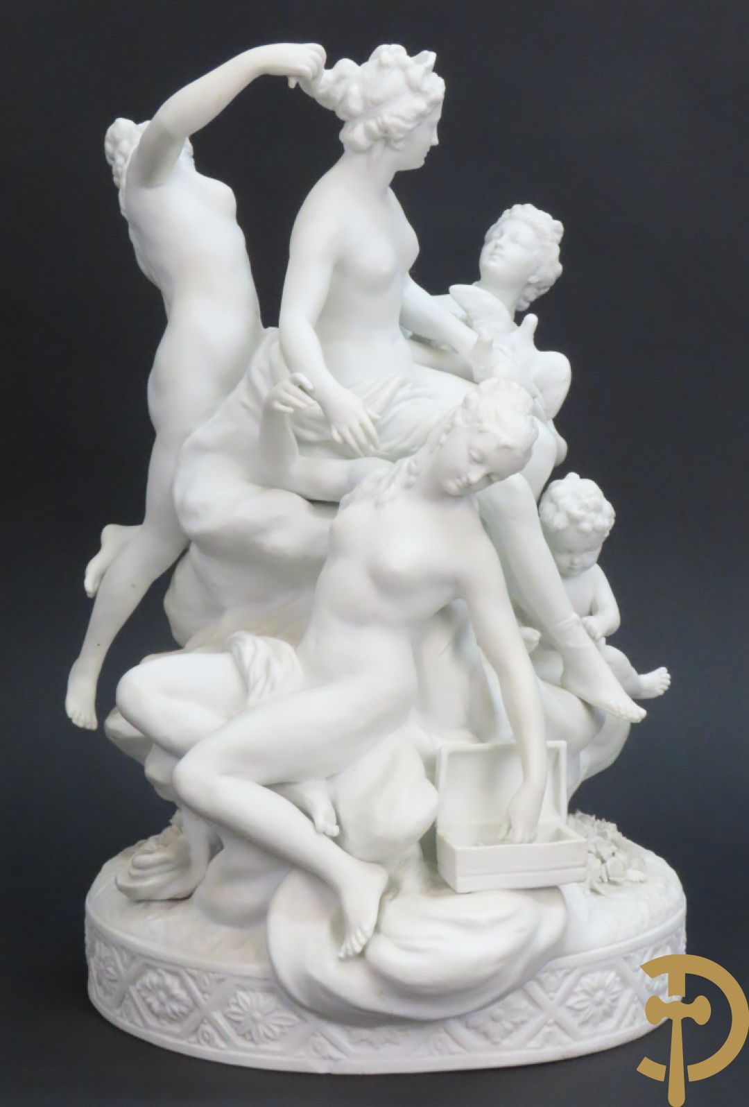 Porseleinen sierbeeld met 4 naakte dames en cupido bezet met bloemenkransen, Sèvres gemerkt