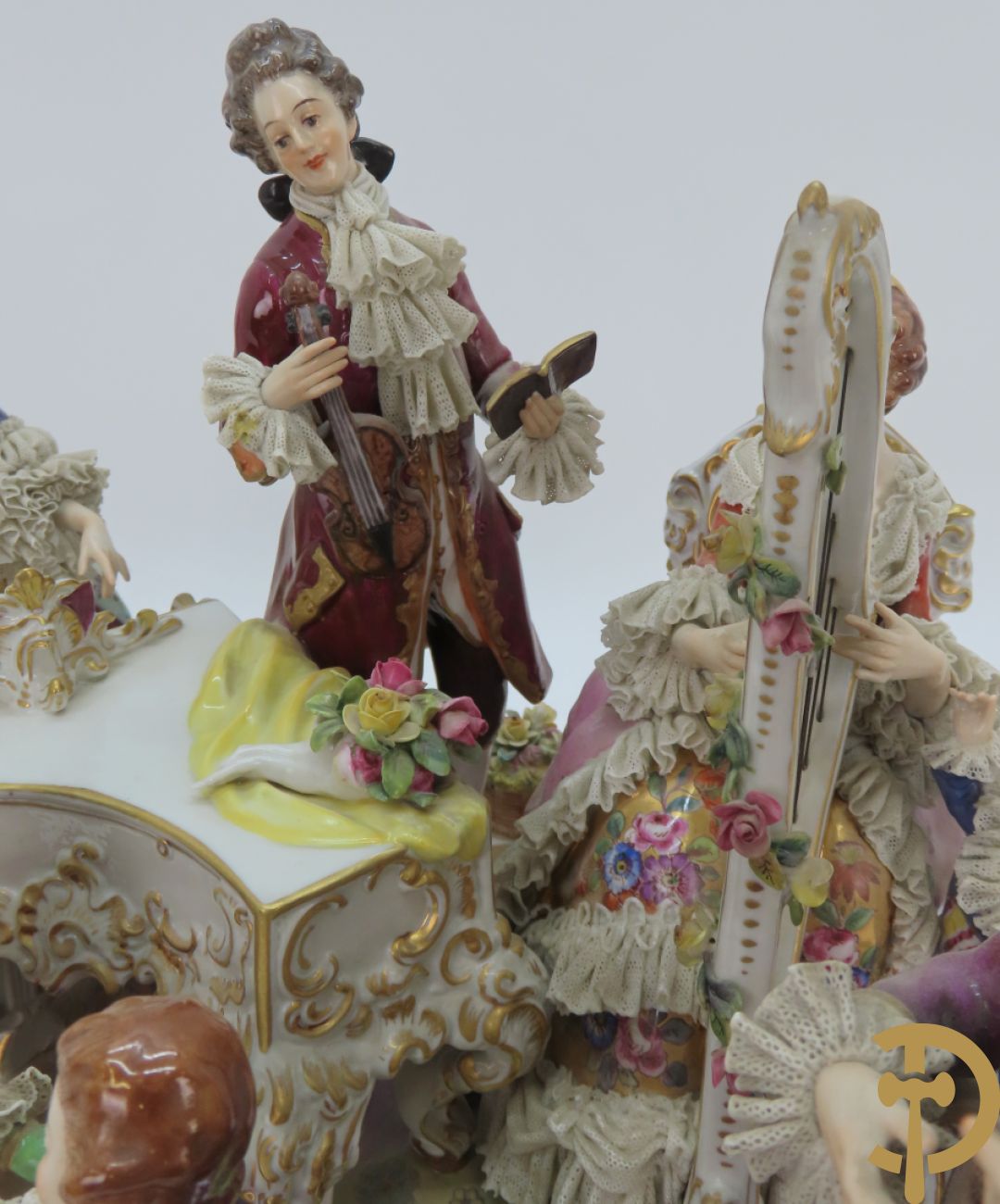 Grote gekleurde porseleinen geanimeerde groep met 7 muziekspelers