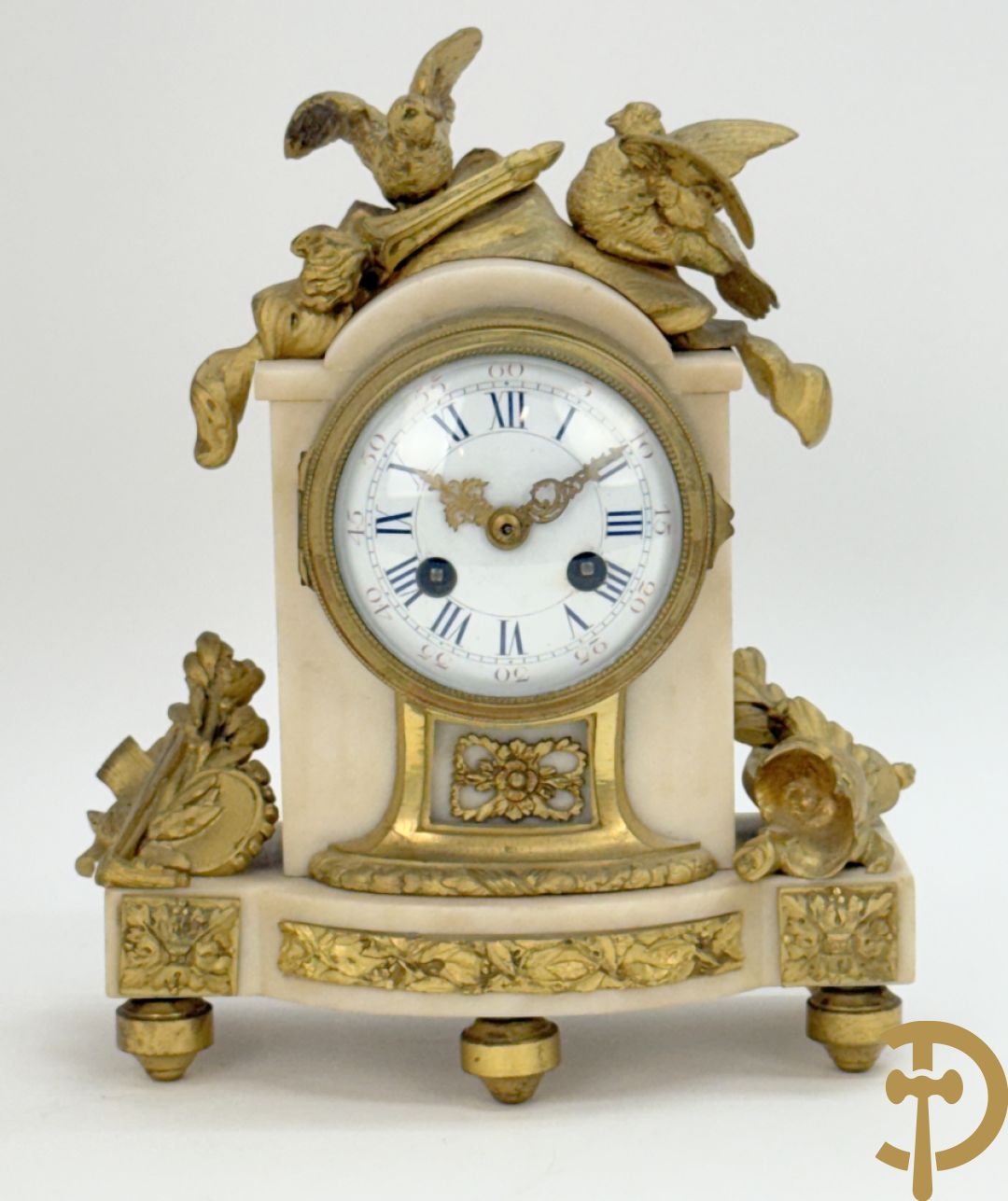 Driedelige garnituur met bronzen ornamenten van vogels en accanthusranken op marmeren basis