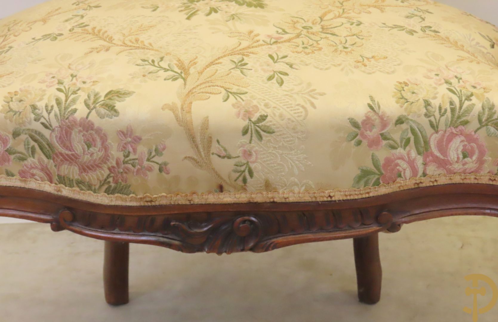 Vijfdelig Louis XV salonensemble in beuk bestaande uit tweezit, 2 armzetels en 2 stoelen