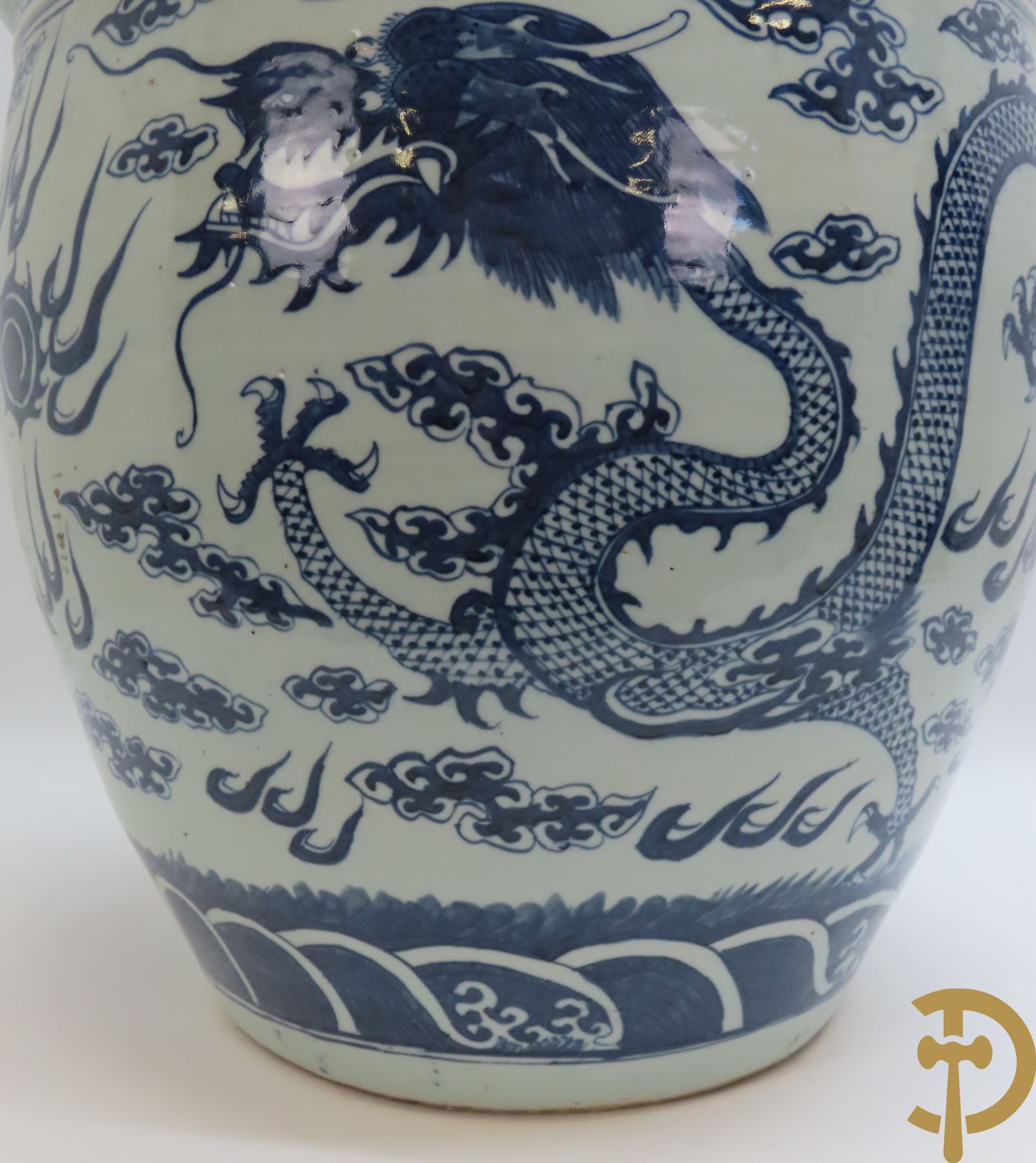 Chinese porseleinen blauw - witte cachepot met met drakenmotieven en wolkendecor