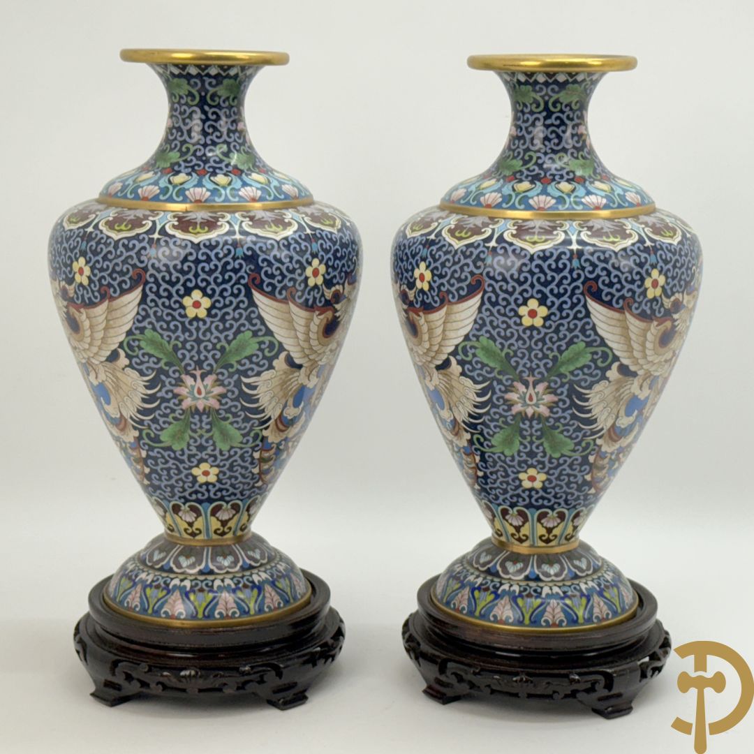 Paar cloisoné vazen met bloemen- en vogeldecor