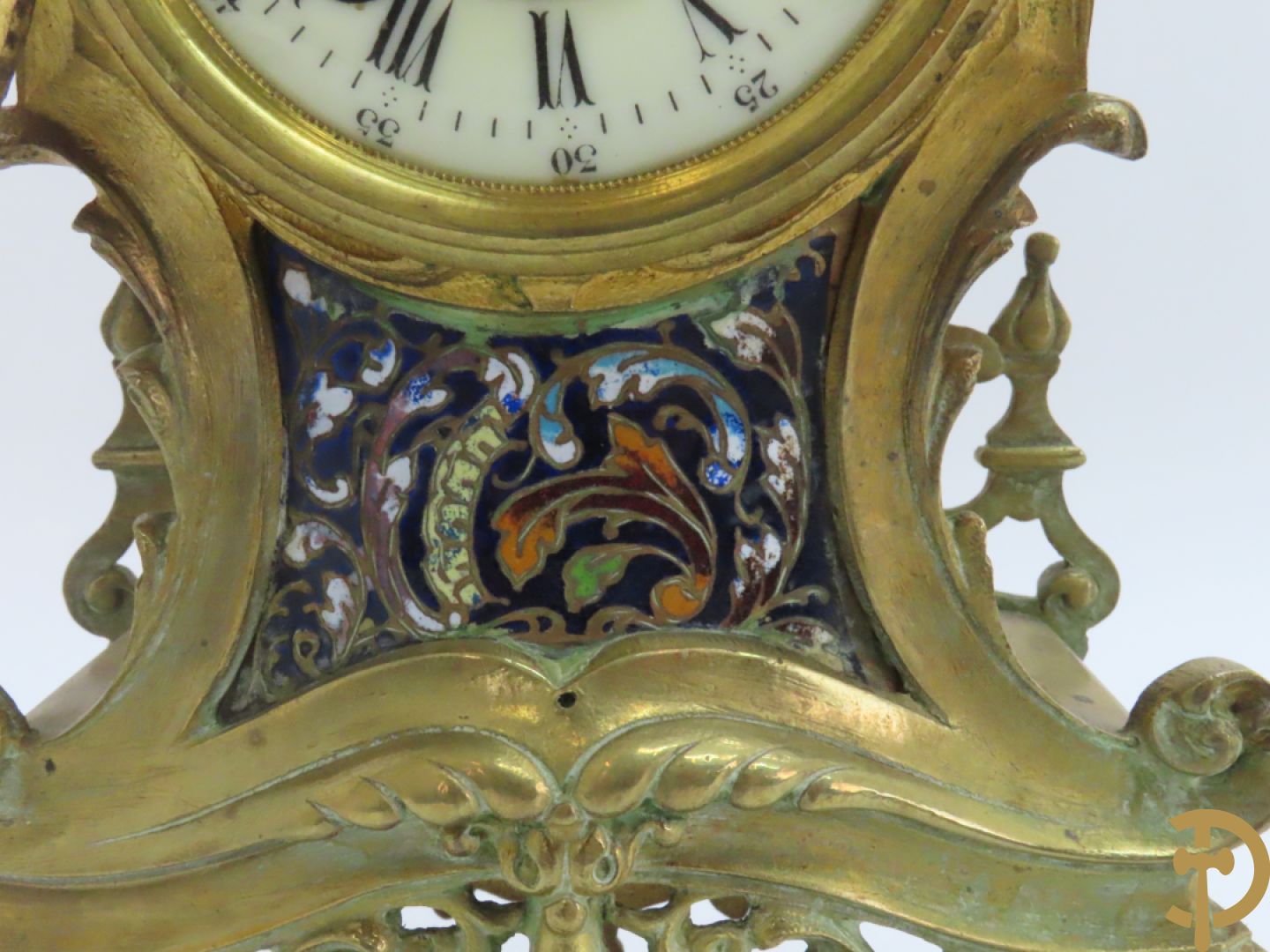 Bronzen pendule, Louis XV stijl, bezet met email, Champlève decor