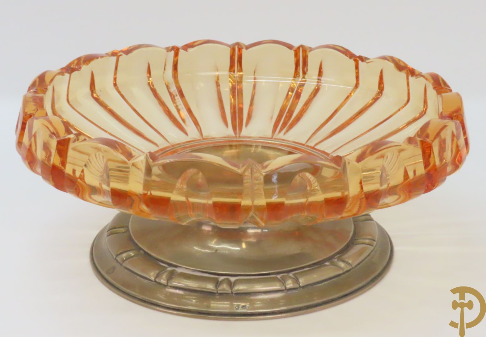 Gekleurde kristallen coupe op massief zilveren voet, gemerkt HB