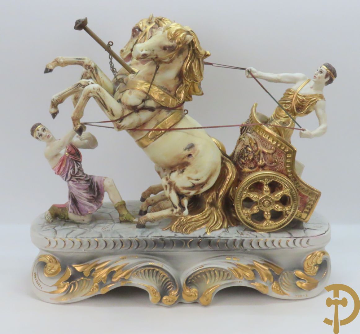 Beeld van strijdwagen met steigerende paarden 