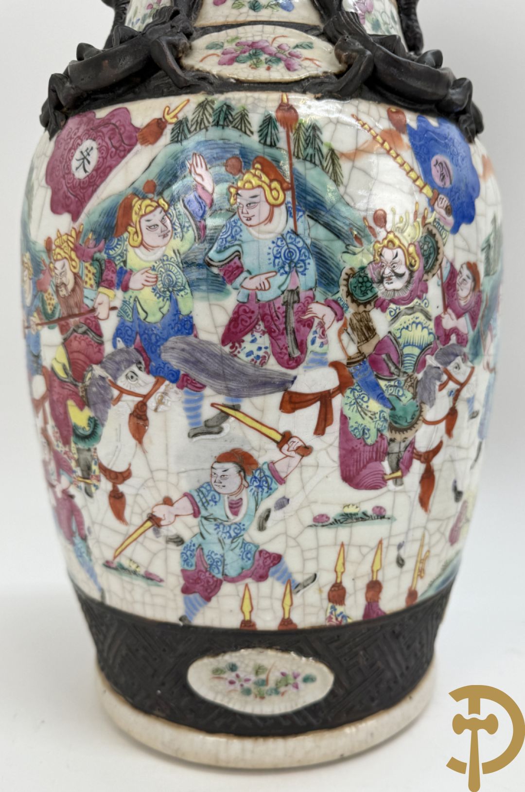 Paar Nankin vazen met dansende figuren en krijgertaferelen op houten sokkels