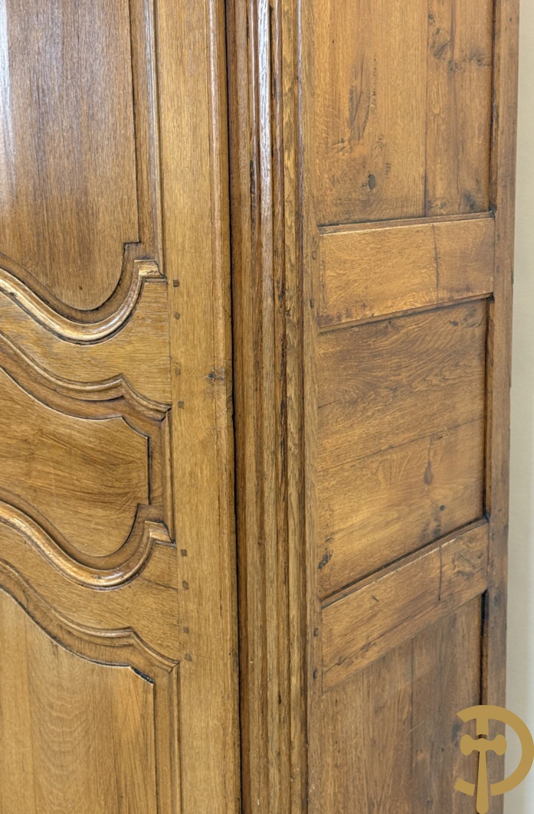 Massief eiken tweedeurskast met afgestoken panelen en gecanneleerde afgeronde hoeken