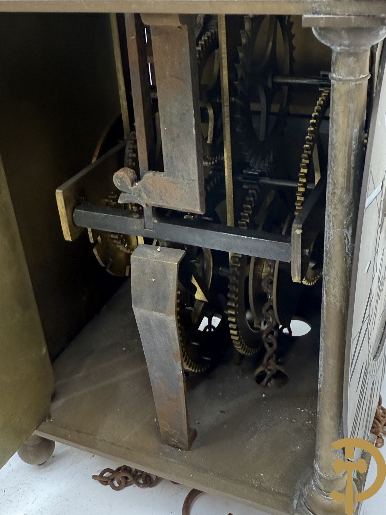 Twee koperen lantaarnklokken, gemerkt Tho Moore Ipswich waarvan 1 met bijhorende slinger en gewicht en de andere zonder