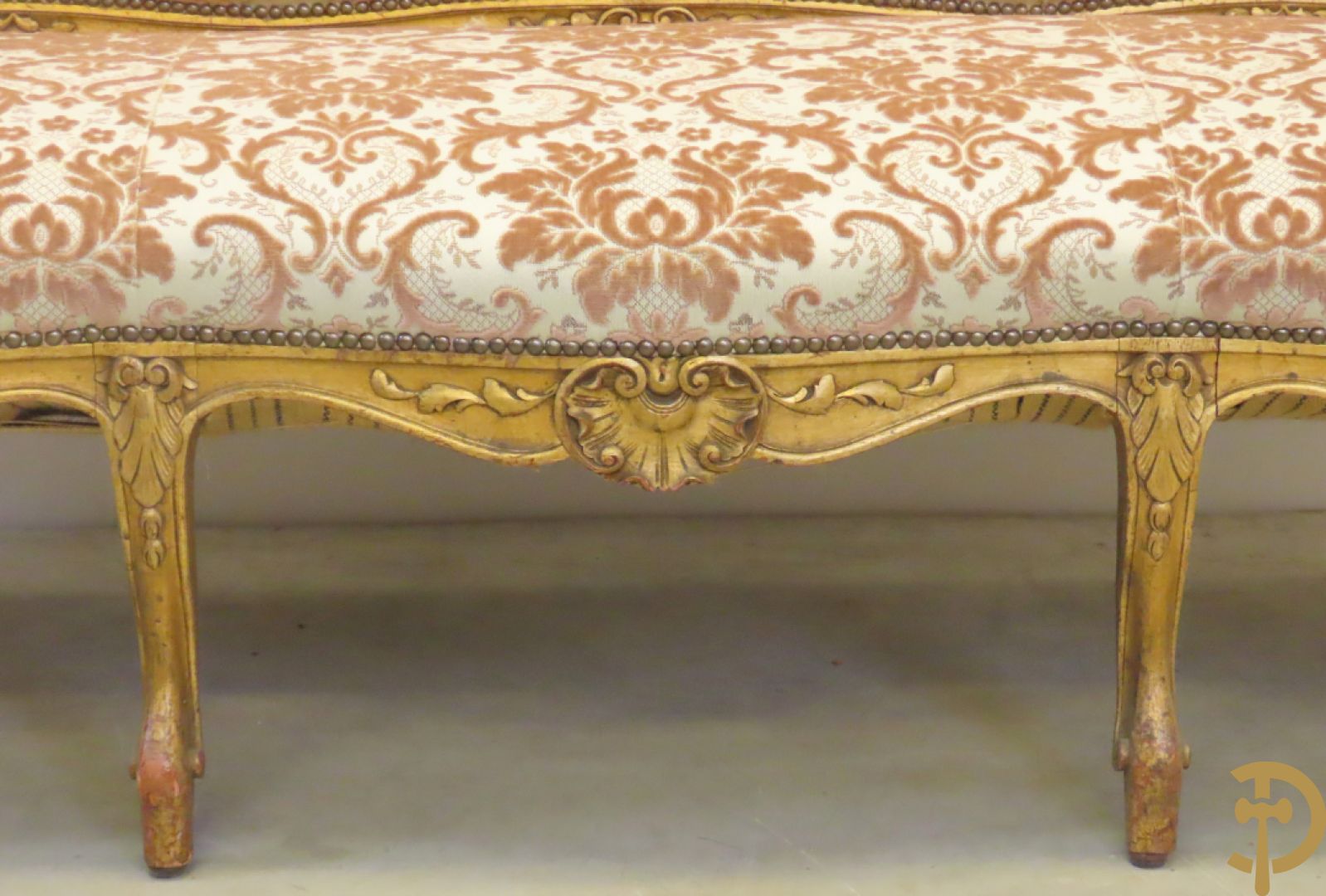 Vijfdelig verguld Louis XV salonensemble bestaande uit canapé en 4 fauteuils - met mooie accanthusranken en bloemensculptuur
