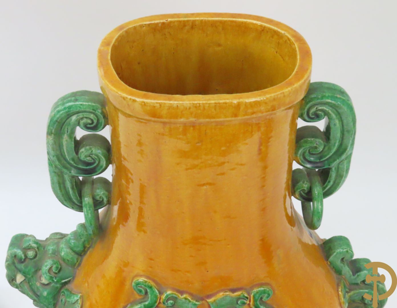 Geglazuurde Chinese aardewerken dekselvaas met fo honden en plantenmotieven