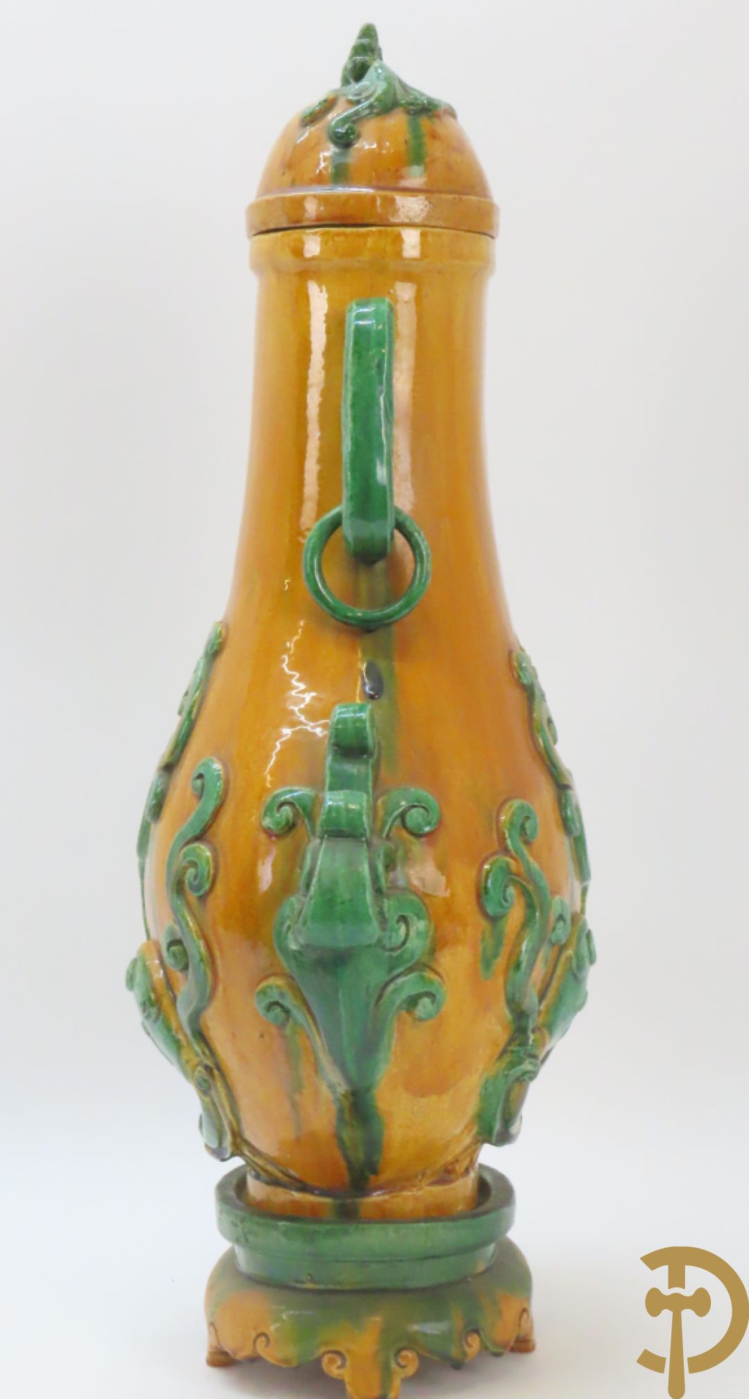 Geglazuurde Chinese aardewerken dekselvaas met fo honden en plantenmotieven