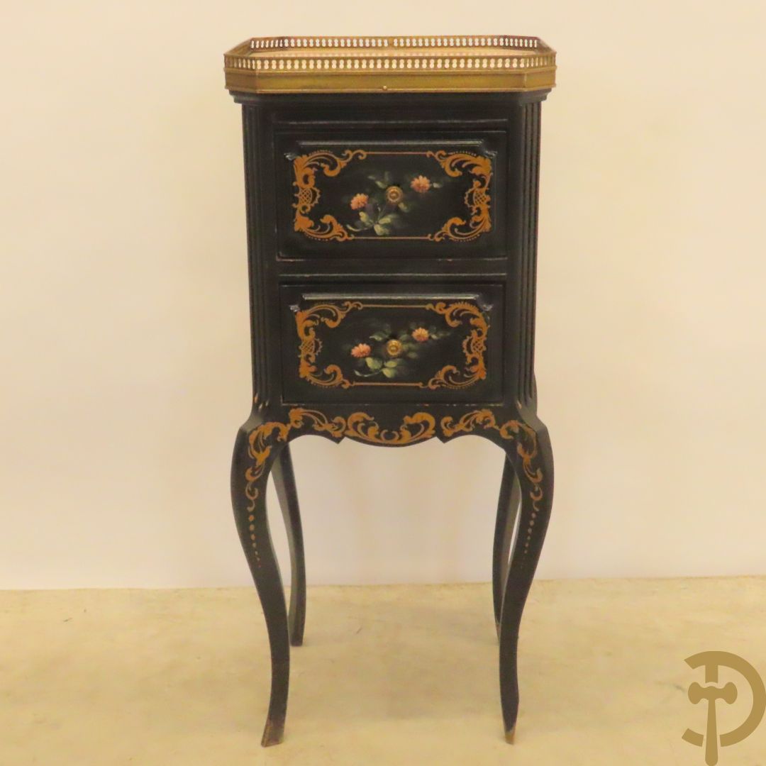 Zwart gelakt bijzetkastje met  2 lades beschilderd met bloemenmotieven, bovenaan met marmeren blad