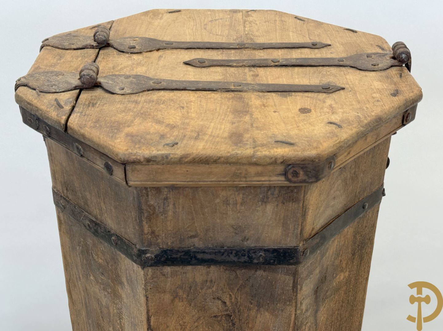 Achthoekig eiken opbergmeubel met smeedijzeren hengsels en geheime ruimte onderaan