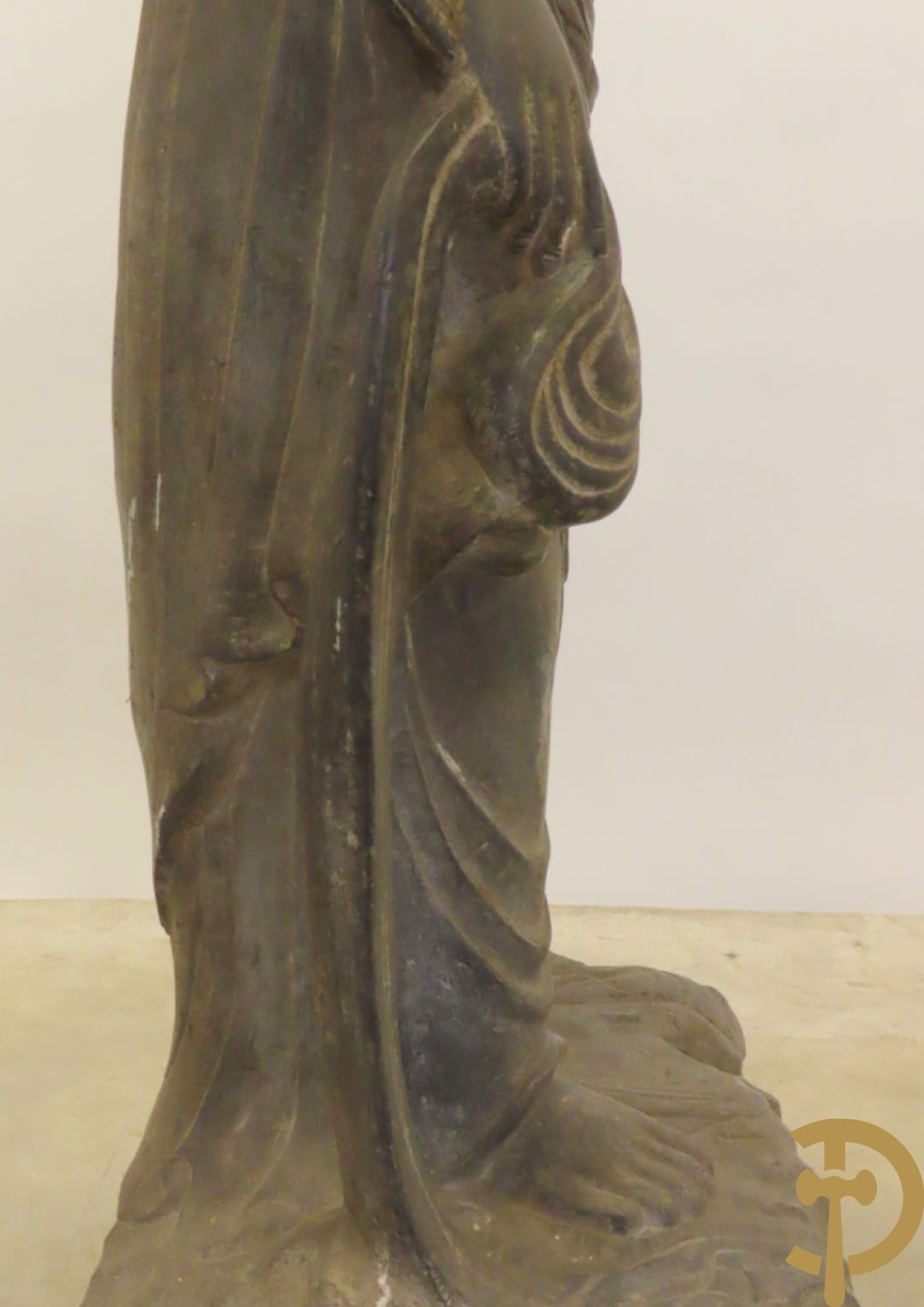 Aziatisch handgesculpteerd stenen beeld van een staande boedha