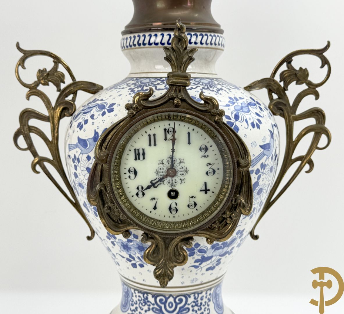 Driedelige garnituur met faience in Delftse stijl en bezet met koperen Jugendstil kandelaars, rond 1900