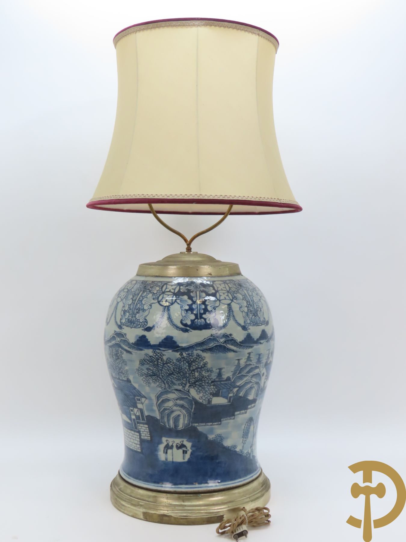 Chinese porseleinen potiche omgebouwd als lampadaire met geanimeerd landschapsdecor