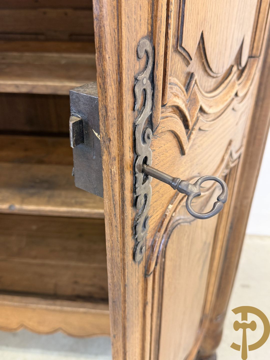 Massief eiken tweedeurskast met gezwaaide deuren op voluutvormige poten