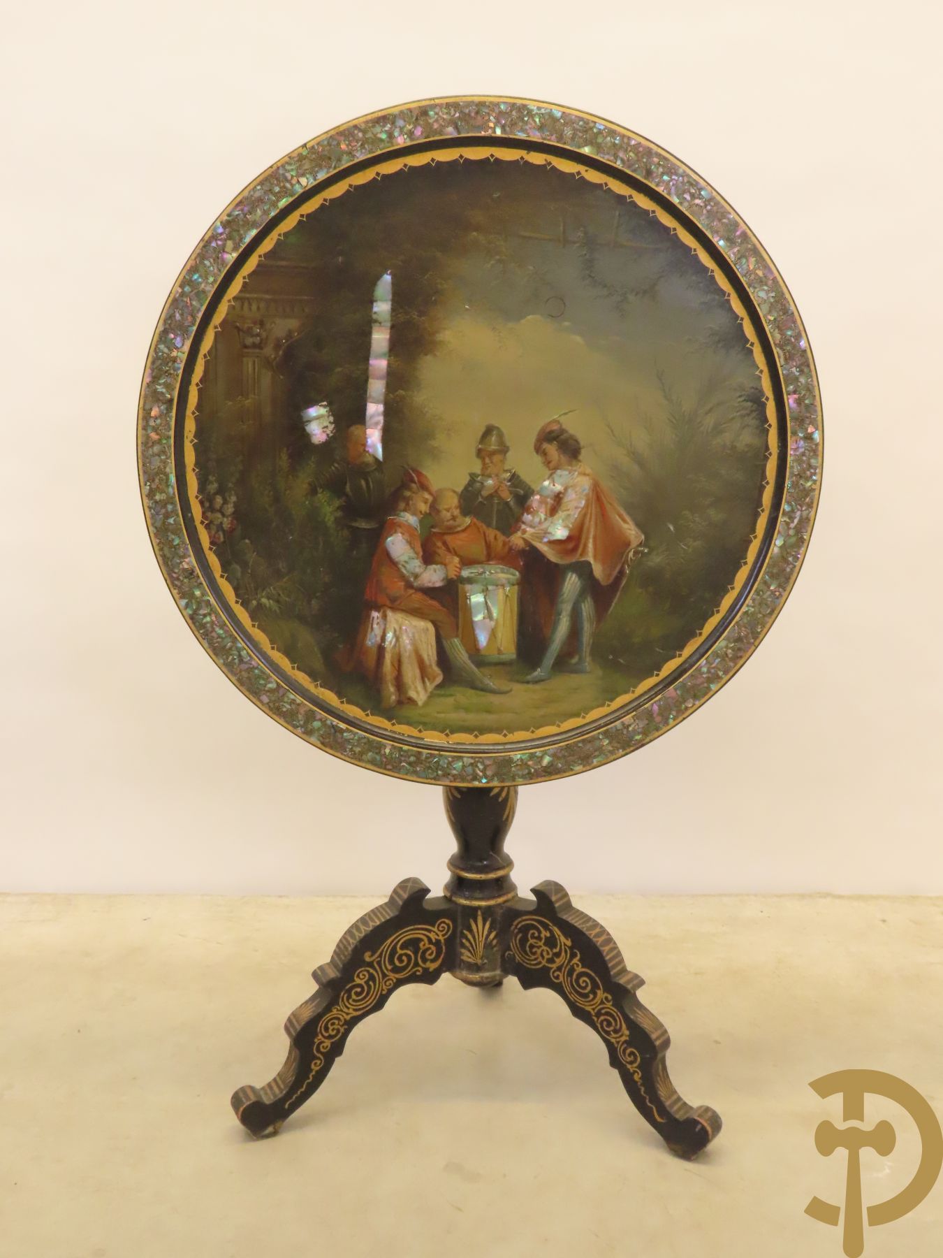 Napoleon III kantelbare bijzettafel bezet met parelmoer en met geanimeerde scène van dobbelende mannen op driepikkel