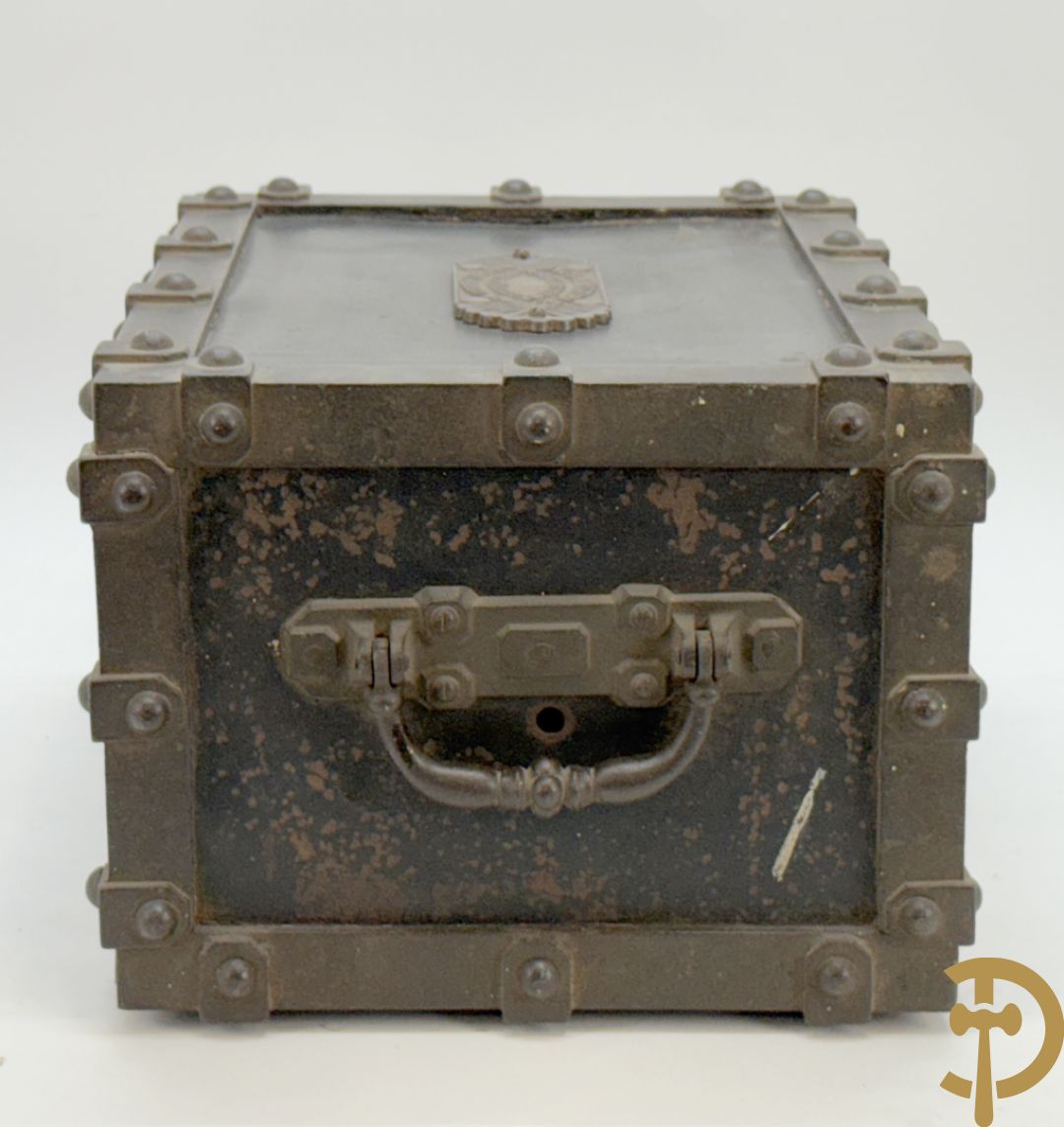 Gietijzeren brandkoffertje met 2 handvaten Incombustible Bauche à Gueux (Marnes) met sleutel