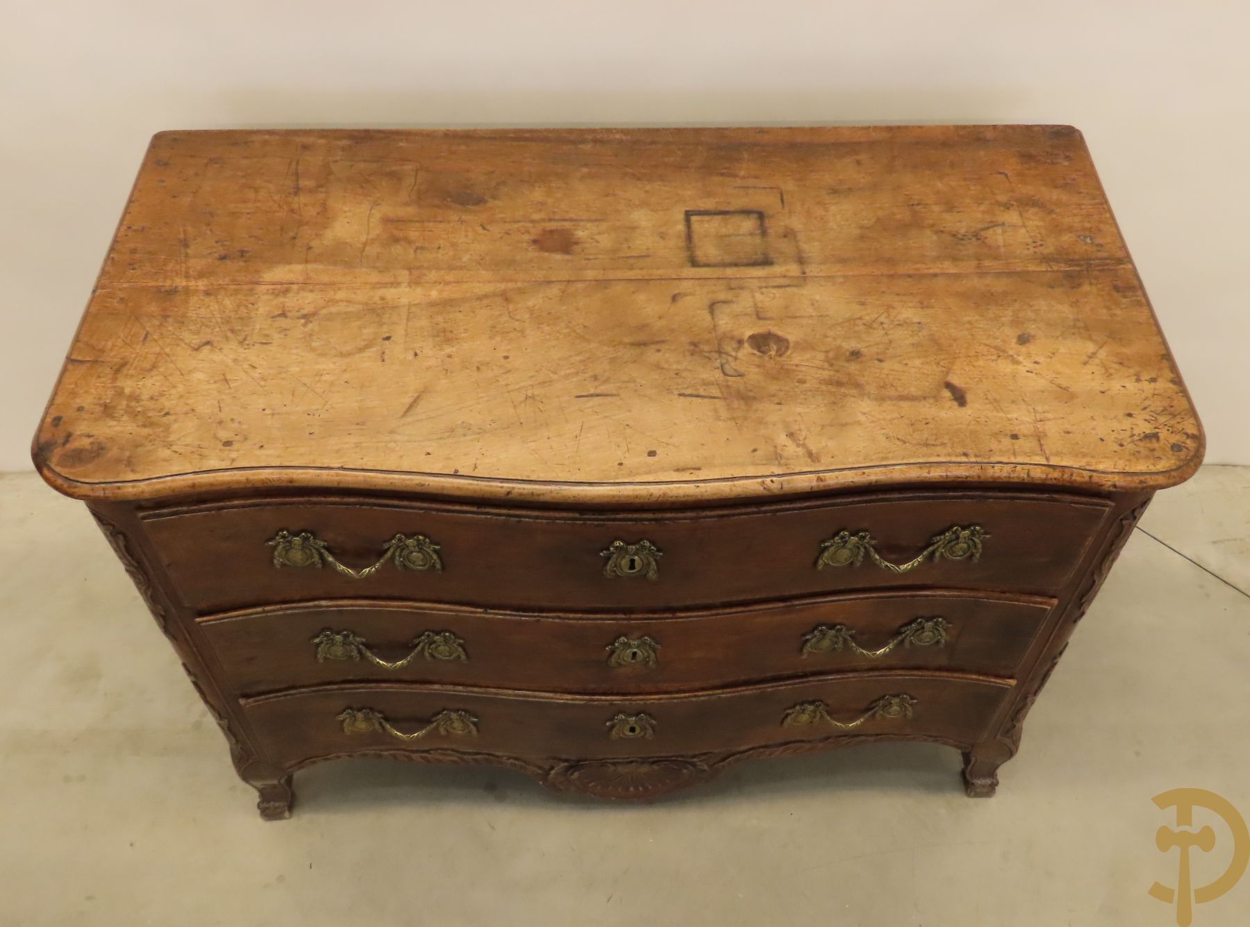 Notelaren orgelgebogen drieladencommode met afgeronde zijkanten, Louis XIV stijl