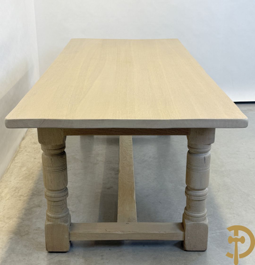 Eiken geceruseerde lange tafel met zijdelingse cannelures op ballusterpoten