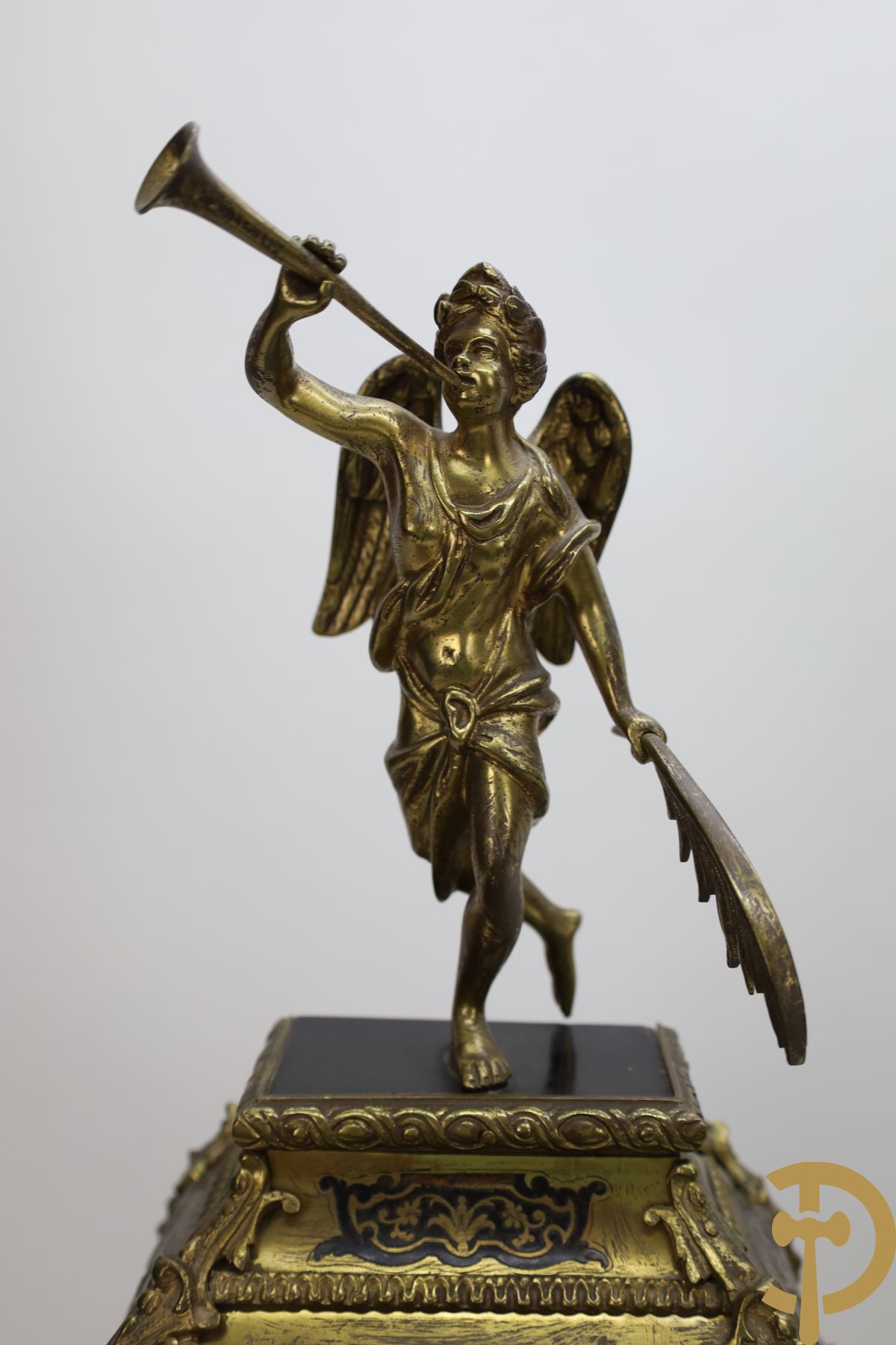 Napoleon III boulle kartel bezet met bronzen ornamenten van accanthusranken - bovenaan bekroond met trompetspelende cupido - op muurconsole