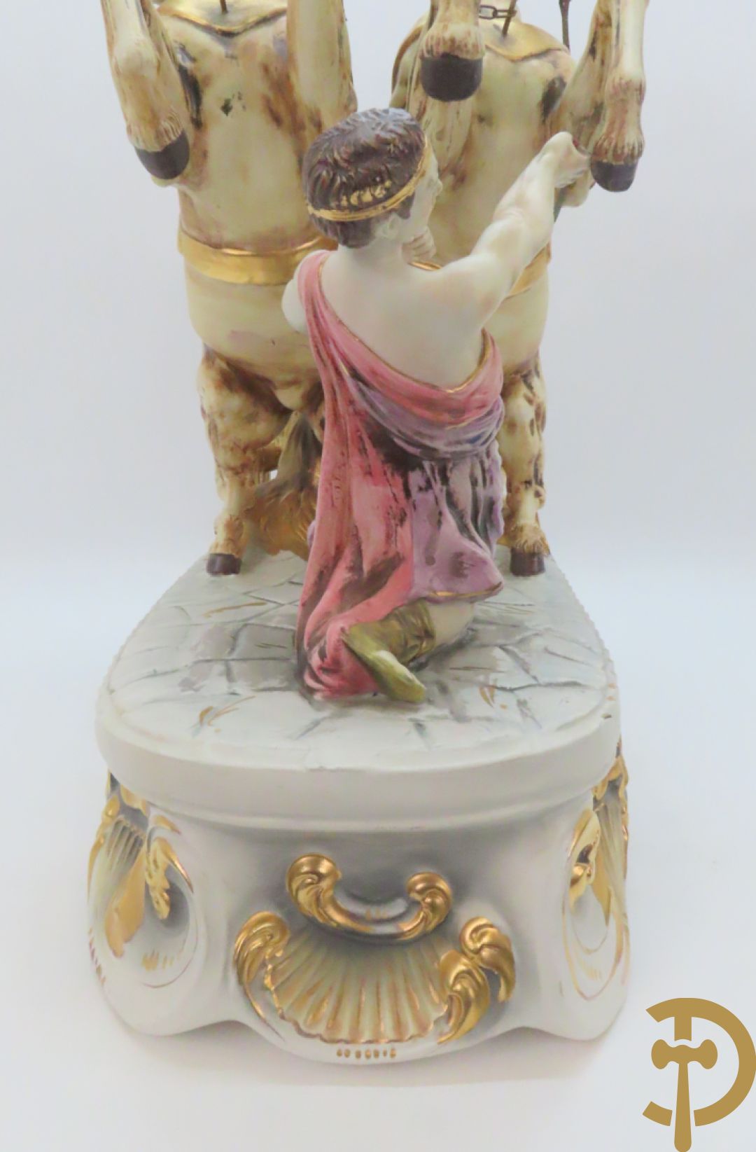 Beeld van strijdwagen met steigerende paarden 