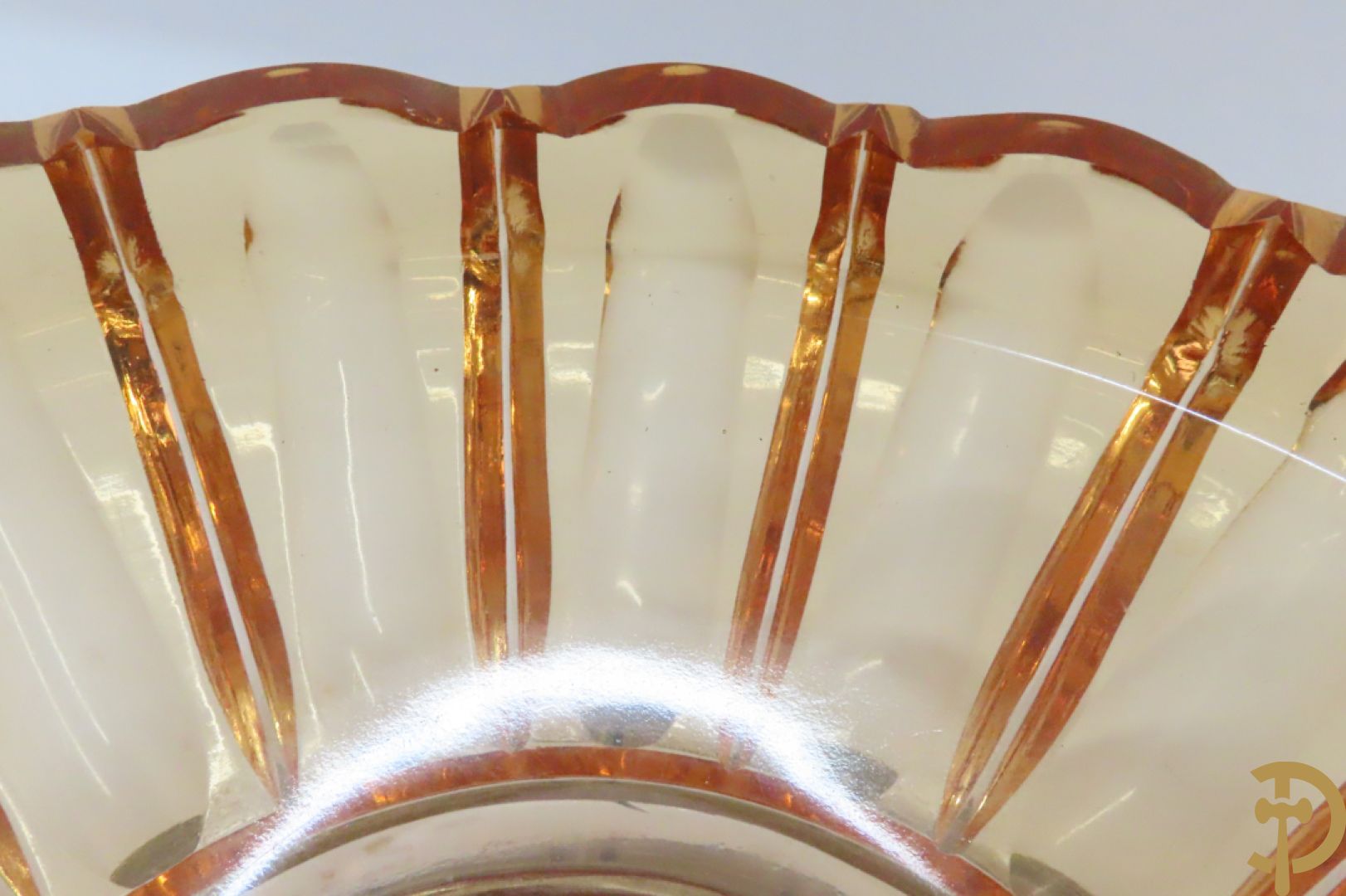 Gekleurde kristallen coupe op massief zilveren voet, gemerkt HB