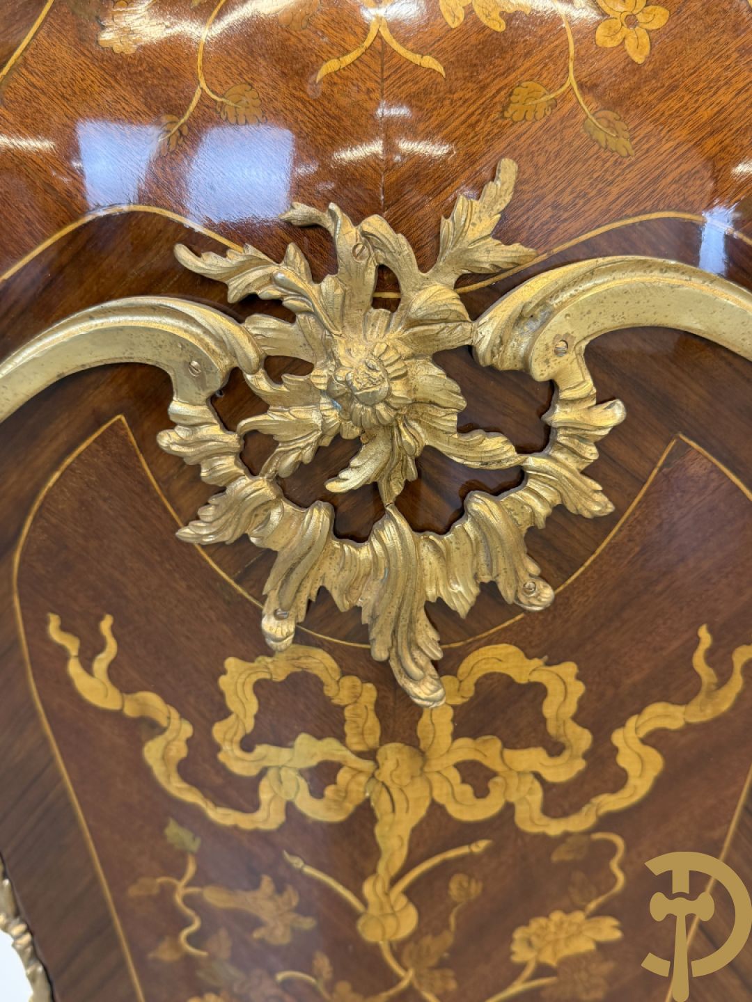 Paar notelaren gemarketteerde zuilen bezet met bronsbeslag en Louis XV motieven op voluutvormige poten - bovenaan met marmeren geaderd blad