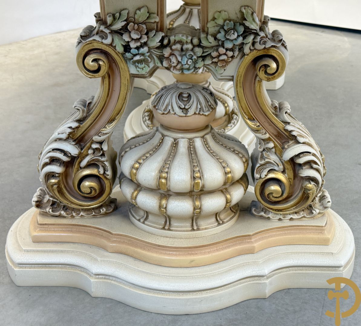 Italiaanse eetkamer met beschilderd bloemenmotief bestaande uit vierdeursdressoir met beschilderde bloemenmotieven, accanthusranken en glazen blad, tafel op gesculpteerde poten en 6 stoelen