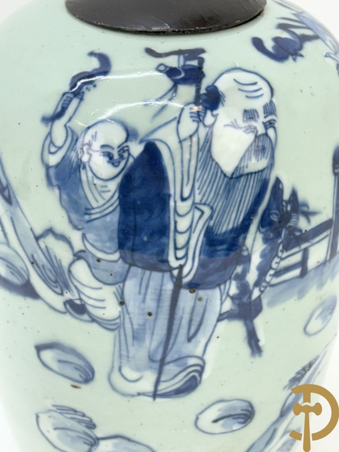 Chinese blauw/wit dekselpotiche met wijsgeer en dansende personages