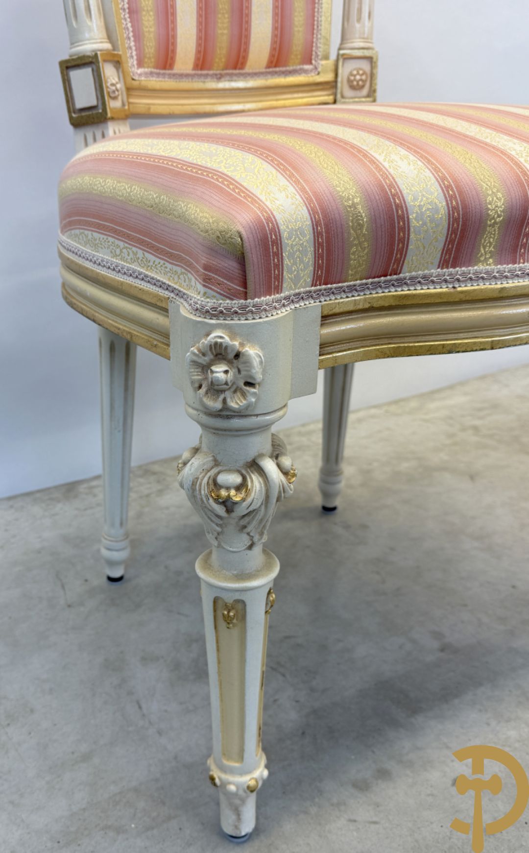 Italiaanse eetkamer met beschilderd bloemenmotief bestaande uit vierdeursdressoir met beschilderde bloemenmotieven, accanthusranken en glazen blad, tafel op gesculpteerde poten en 6 stoelen