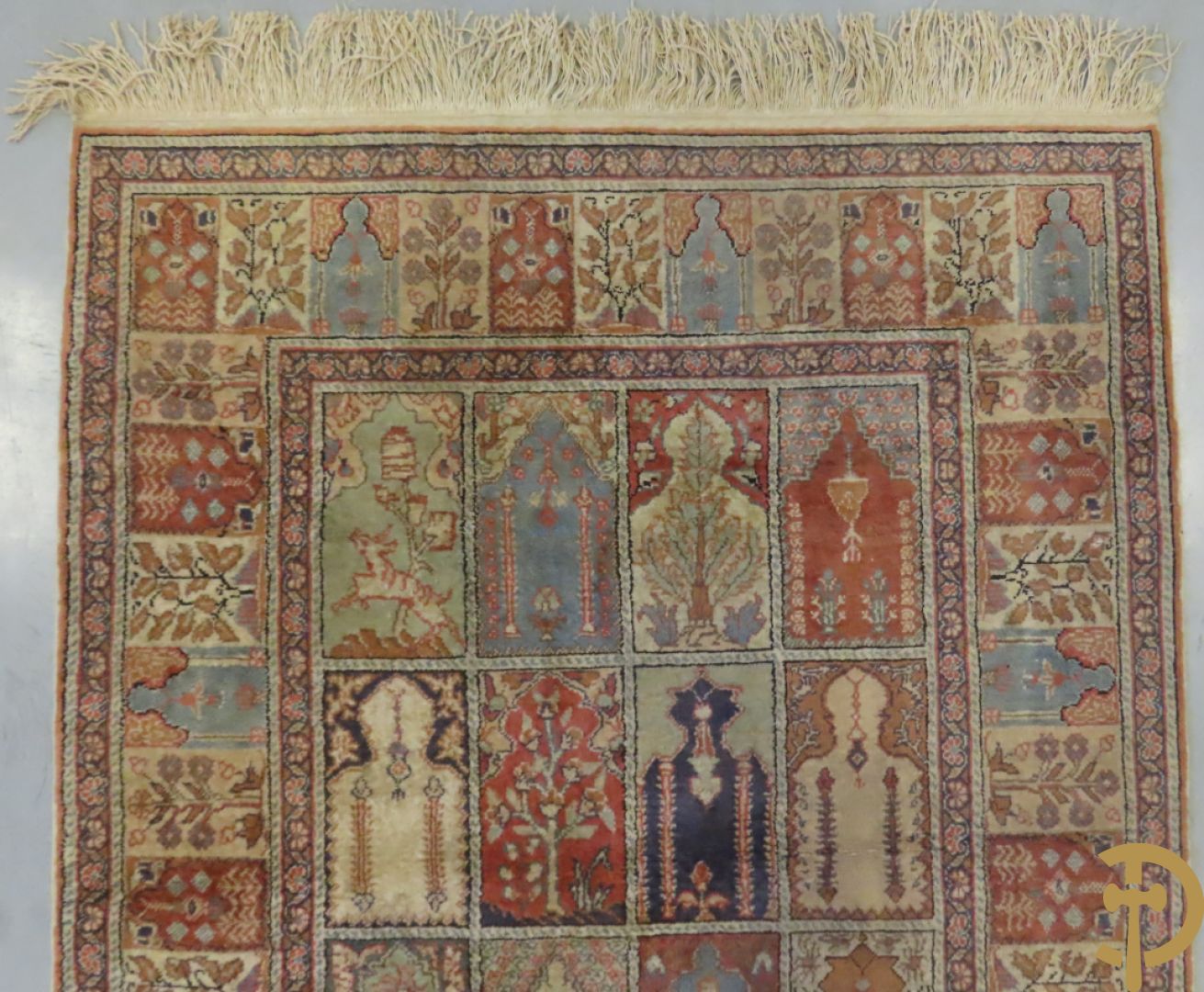 Oosters handgeknoopt tapijt met ruitvormige patronen met planten en dierenmotieven