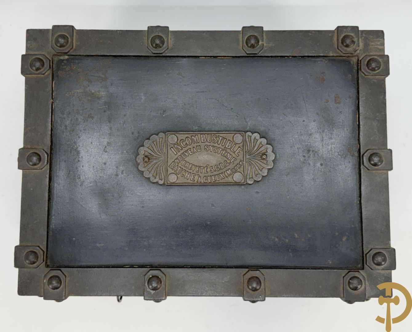 Gietijzeren brandkoffertje met 2 handvaten Incombustible Bauche à Gueux (Marnes) met sleutel