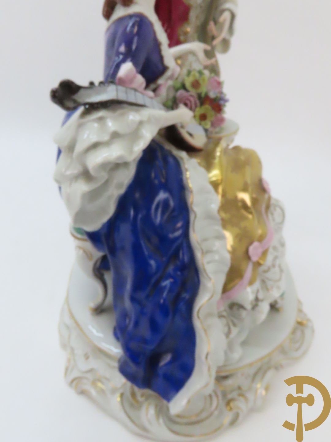 Porseleinen groep met zittende dame bij mandoline en heer met boeket bloemen, achteraan gemerkt Sax