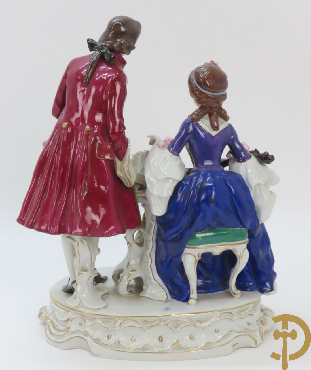 Porseleinen groep met zittende dame bij mandoline en heer met boeket bloemen, achteraan gemerkt Sax