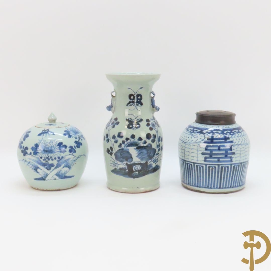Porseleinen Chinese vaas met bloemendecor + potiche met bloemendecor + tabakspot