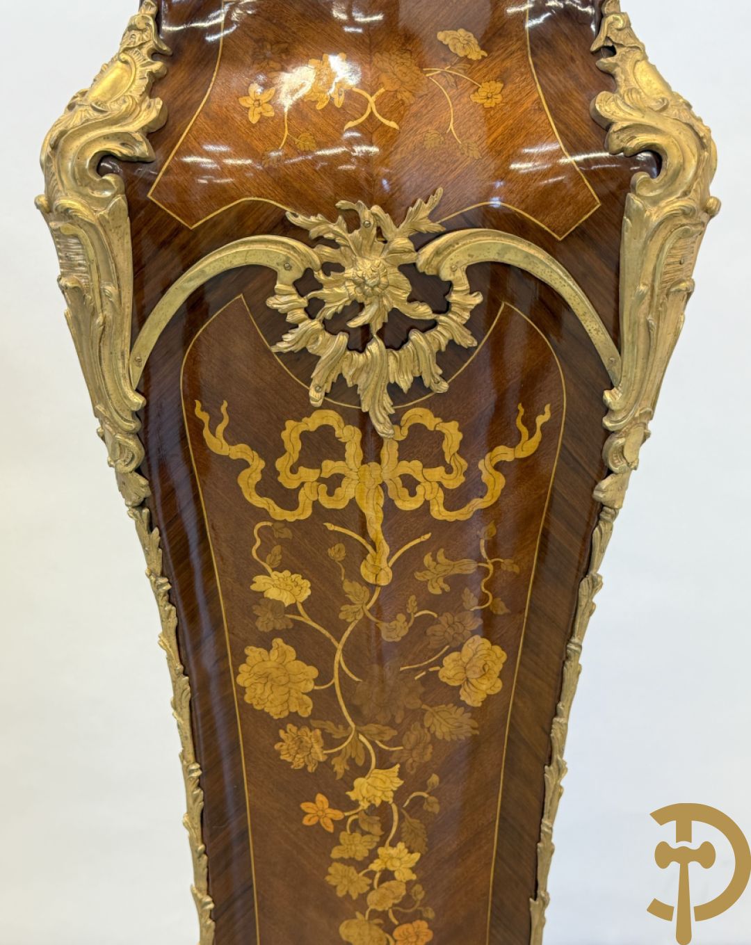 Paar notelaren gemarketteerde zuilen bezet met bronsbeslag en Louis XV motieven op voluutvormige poten - bovenaan met marmeren geaderd blad