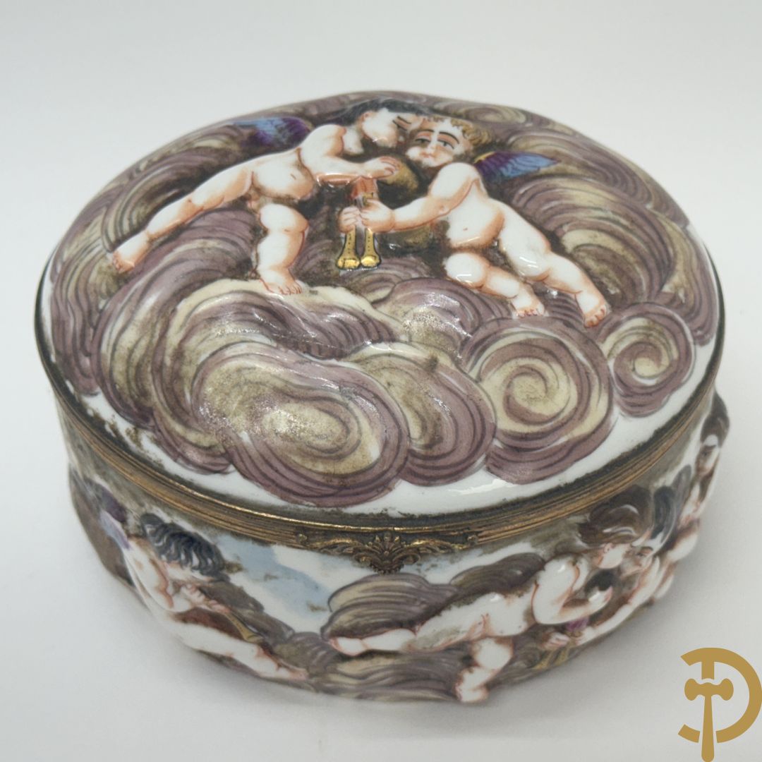 Vierkante blauw porseleinen fles Sèvres (Paul Milet) gemerkt met zilveren dop + dekseldoos Capo di Monte met cupido