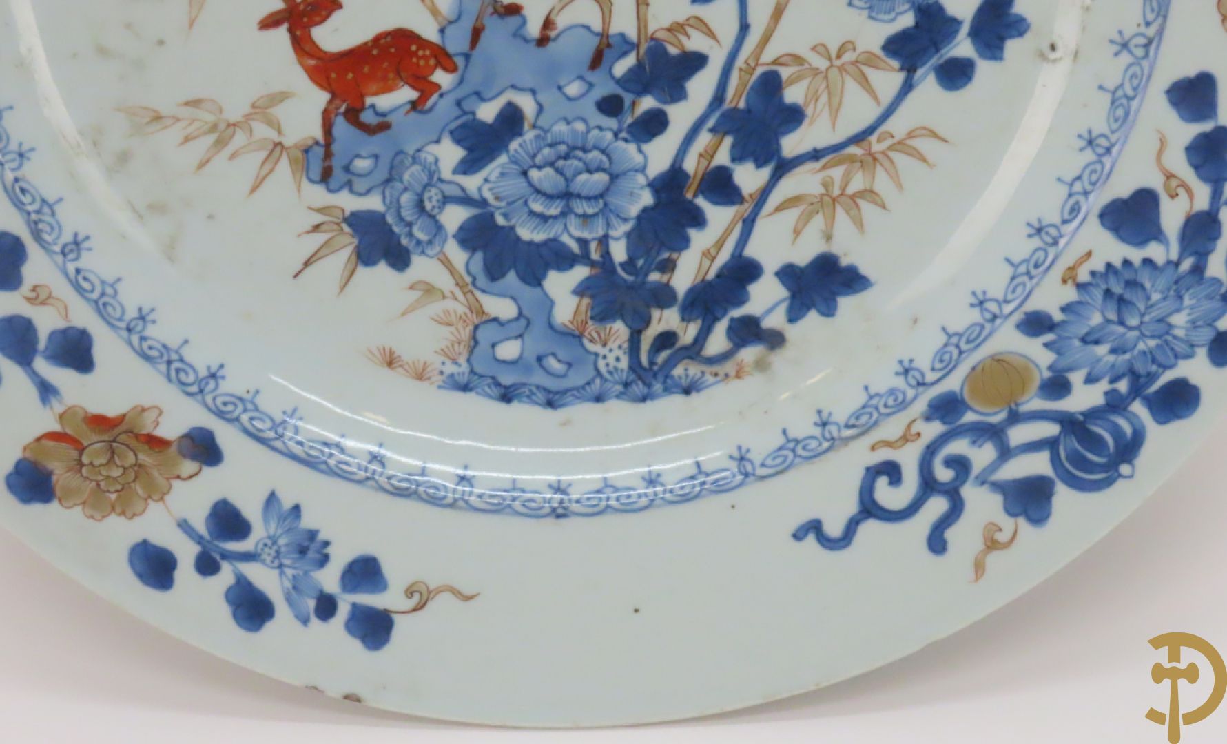 Porseleinen Imari bord met dierenmotieven in florale omgeving
