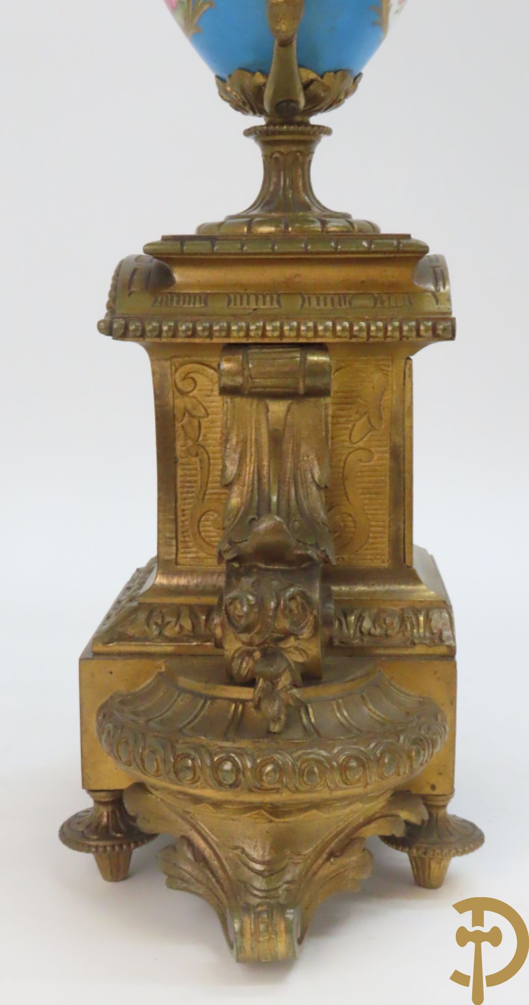 Driedelige bronzen garnituur bezet met Sèvres porselein bestaande uit pendule geflankeerd door paar cupido