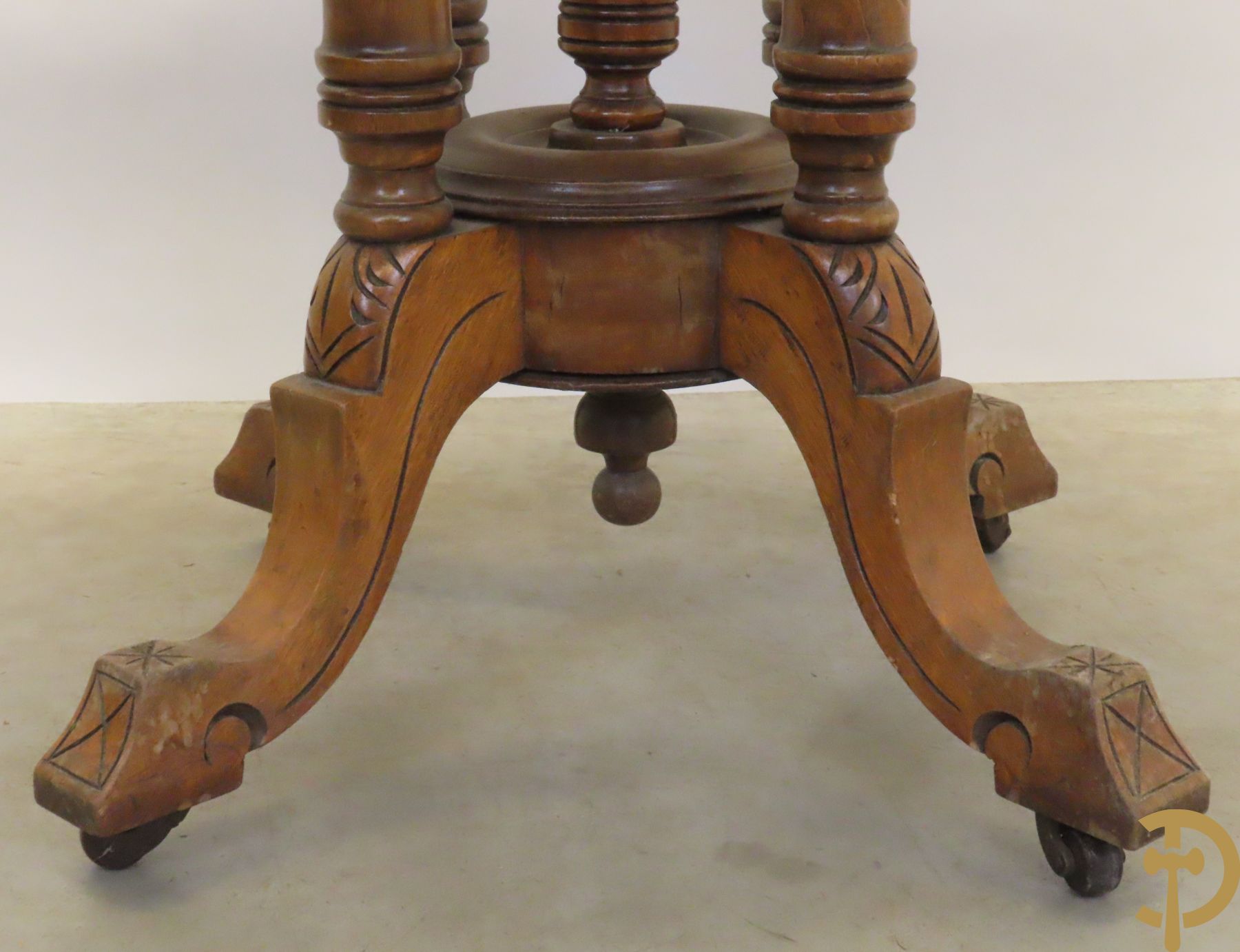 Achthoekige bijzettafel met marqueterie op vierpikkel