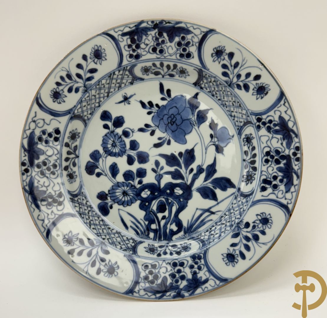 Acht Chinese porseleinen blauw/wit bordjes met bloemendecor, Kangxi