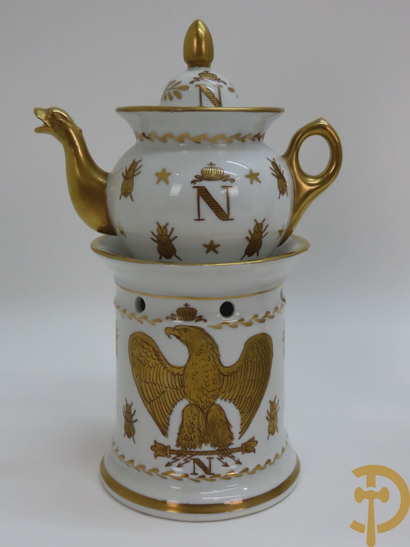Porseleinen Napoleon III amfoorvaas, chocolade- en theekan met vuurtje