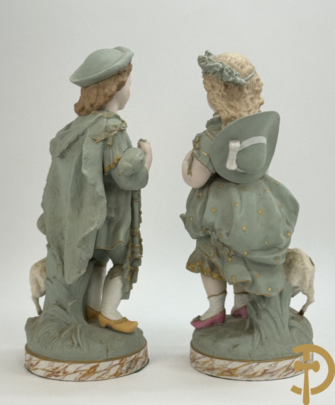 Paar grote Franse gekleurde biscuits van meisje en 
 jongen met schaap en geit