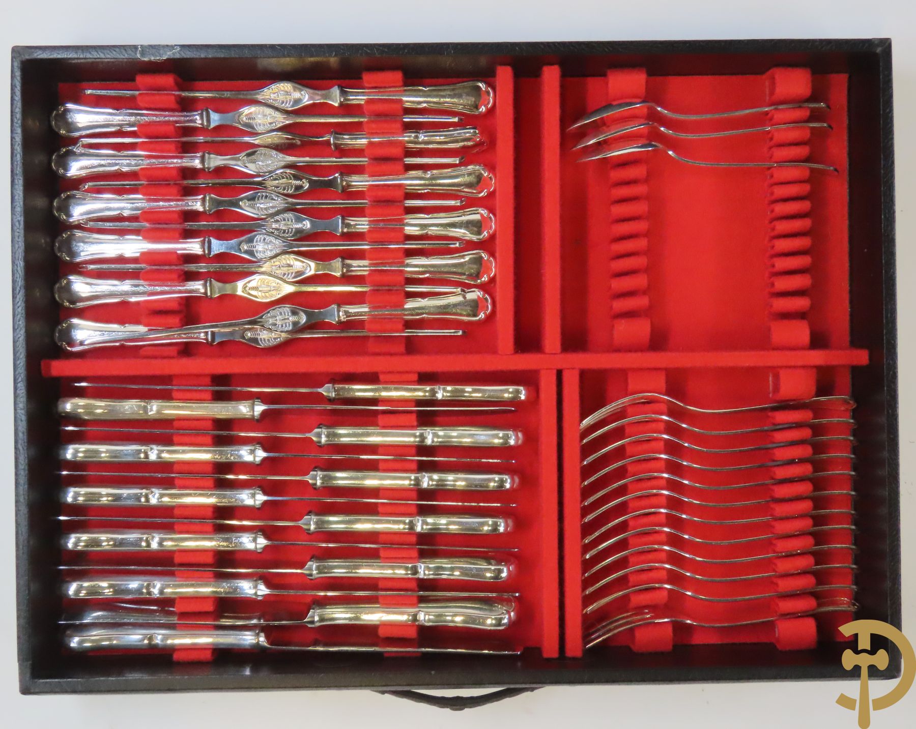 Massief zilveren Duits bestek in koffer bestaande uit 12 lepels, 12 vorken, 12 dessertlepels, 12 dessertvorken, 12 messen, 12 dessertmessen, 12 visvorken, 12 vislepels, 12 ijslepels, 12 mokkalepels, 12 kreeftenvorken, 12 kleine vorkjes, 3 koffielepeltjes en 14 losse stukken