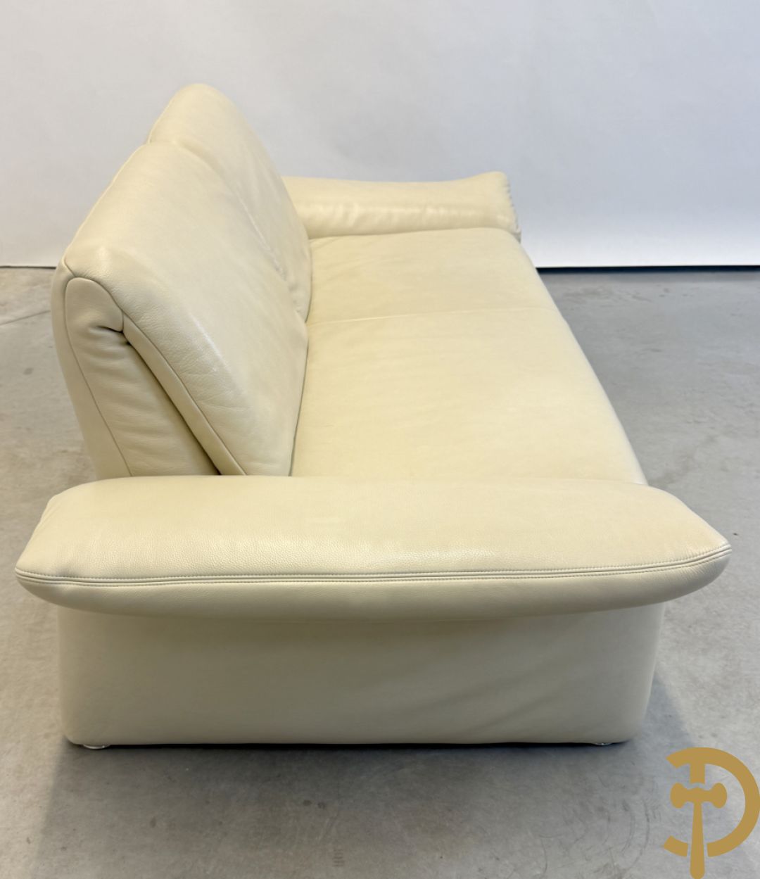 Salonensemble Koinor bestaande uit 3 elementen waarvan groot element met uittrekbaar voeteinde en twee tweezits