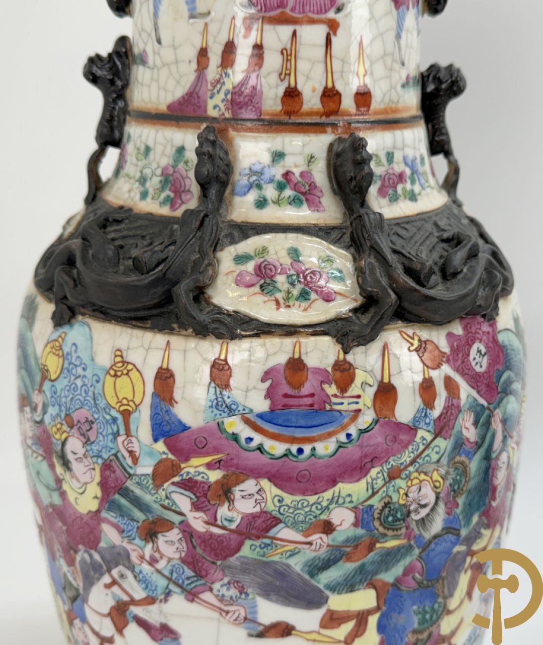 Paar Nankin vazen met dansende figuren en krijgertaferelen op houten sokkels