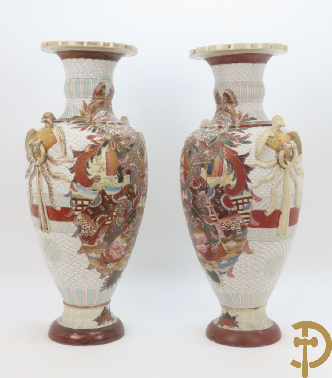 Paar Japanse Satsumat vazen met kijgerdecor en geanimeerde scènes, zijdelings met vogels bezet